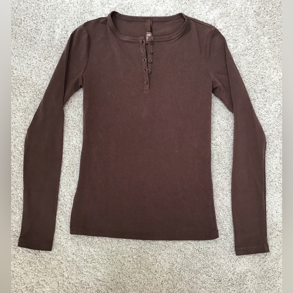 SKIMS Cotton Henley | Cocoa - Picture 8 of 10